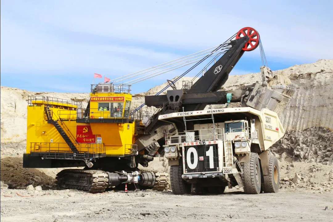 世界首個極寒工況5G+無人駕駛礦用卡車編組試運