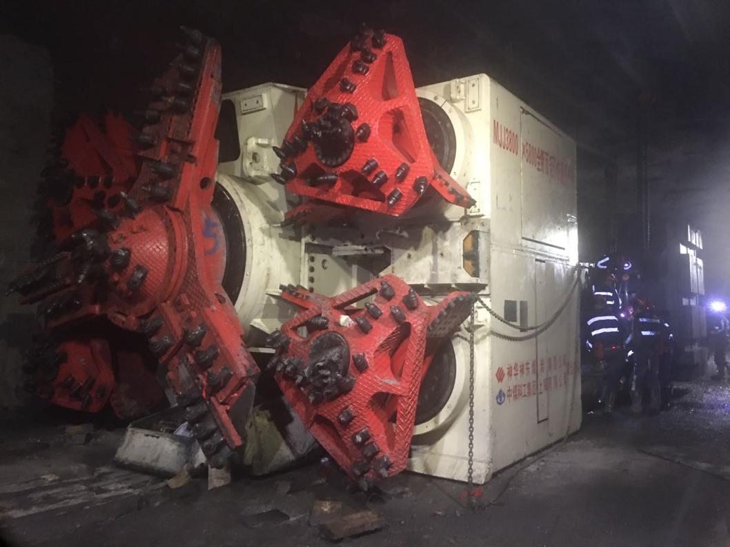 落差5.1米！全斷面矩形快速掘進(jìn)機(jī)開啟過(guò)斷層先例