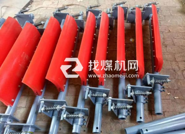 皮帶輸送機(jī)頭部清掃器，固達(dá)利聚氨酯清掃器廠家，攪拌站專用皮帶清掃器